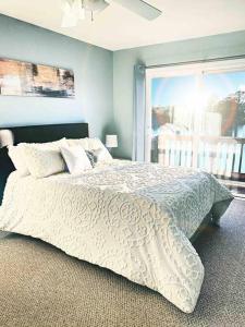 Ένα ή περισσότερα κρεβάτια σε δωμάτιο στο 3 Story Lake House Near Historic Downtown