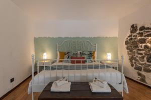 Caprie的住宿－B&B 503 di Alessio e Orsola，一间卧室配有一张床,上面有两条毛巾