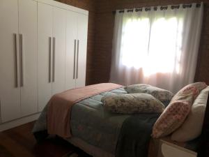 Un pat sau paturi într-o cameră la Casa de Campo Meu Pequeno Paraíso