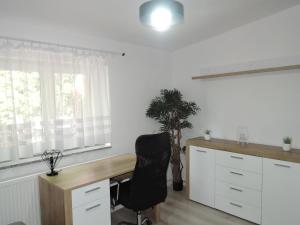 escritorio y silla en una habitación con ventana en House at the lake in Nowogard en Wyszomierz
