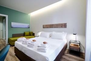 Un pat sau paturi într-o cameră la DONATELLO11 Milan apartments