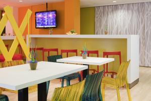 The lounge or bar area at ibis Styles Duesseldorf-Neuss