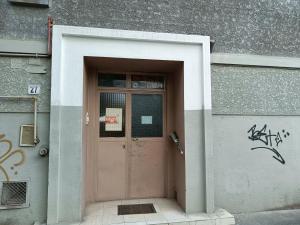 una puerta a un edificio con graffiti en le petit studio, en Bucarest