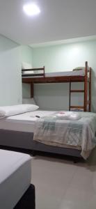 - une chambre avec 2 lits superposés dans l'établissement POUSADA DA MAGA, à Chapada dos Guimarães