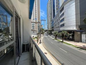 vista de uma rua da cidade a partir de um edifício em MA01- Kitnet com Ar | Vista Big Wheel | Garagem em Balneário Camboriú