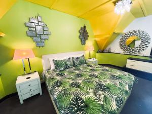 - une chambre avec un lit et un mur jaune dans l'établissement PHOENIX Executive Apart-Hotel, à Goole