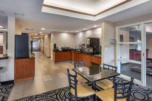 Dapur atau dapur kecil di Best Western Plus Boulder Louisville