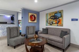 a living room with a couch and two chairs at Best Western Plus Orange County in Vidor