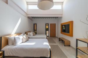 Postel nebo postele na pokoji v ubytování Mayan Monkey Los Cabos - Social Hotel