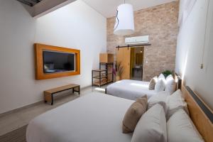 Postel nebo postele na pokoji v ubytování Mayan Monkey Los Cabos - Social Hotel