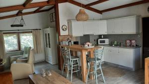 A kitchen or kitchenette at Bungalow de Pluumpot