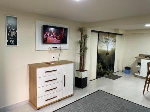 Una televisión o centro de entretenimiento en Espaço no Centro