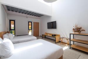 Postel nebo postele na pokoji v ubytování Mayan Monkey Los Cabos - Social Hotel