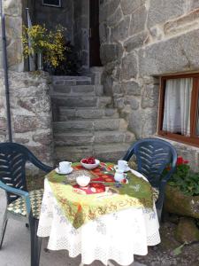 una mesa con un plato de comida. en Casa de pueblo en San Estevo Ribas de Sil, en Ourense