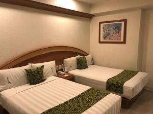 Giường trong phòng chung tại Hotel Aeropuerto