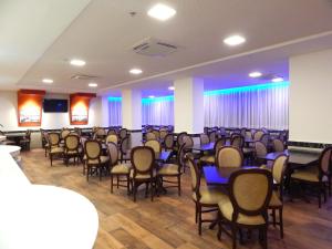 Uma área de estar em Normandy Hotel