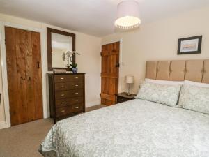 Cama ou camas em um quarto em Mulberry Cottage
