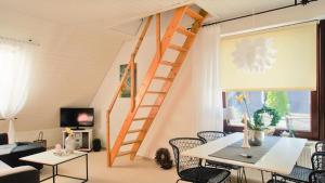 ein Wohnzimmer mit einer Leiter in der Ecke eines Zimmers in der Unterkunft Am Flockengrund 26a/4 OG in Cuxhaven