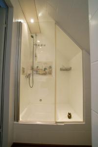 eine Dusche mit Glastür im Bad in der Unterkunft Am Flockengrund 26a/4 OG in Cuxhaven