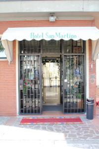 um hotel San Marino entrada para um edifício em Nuovo Hotel San Martino em Casalecchio di Reno