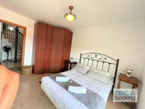 Posteľ alebo postele v izbe v ubytovaní Ático Green , con Piscina , Barbacoa y parking