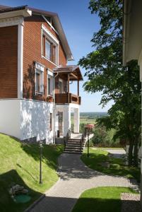 una casa con una escalera que conduce a ella en Park Hotel Voznesenskaya Sloboda en Vladimir