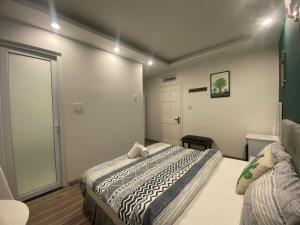 een slaapkamer met een bed en een schuifdeur bij Lucas Inn in Da Lat