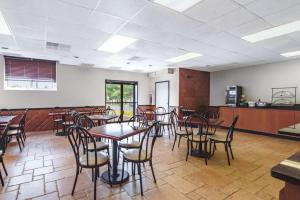Restaurace v ubytování SureStay Plus Hotel by Best Western McGuire AFB Jackson