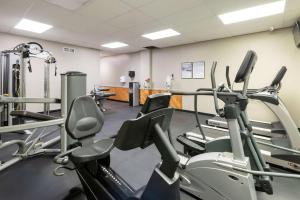 Fitness centrum a/nebo fitness zařízení v ubytování SureStay Plus Hotel by Best Western McGuire AFB Jackson
