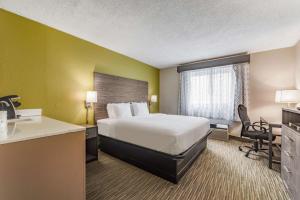 Ένα ή περισσότερα κρεβάτια σε δωμάτιο στο SureStay Plus Hotel by Best Western McGuire AFB Jackson