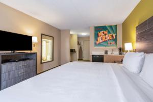 Postel nebo postele na pokoji v ubytování SureStay Plus Hotel by Best Western McGuire AFB Jackson + 22 fotografií