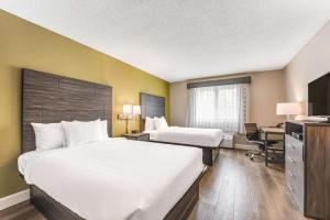 מיטה או מיטות בחדר ב-SureStay Plus Hotel by Best Western McGuire AFB Jackson