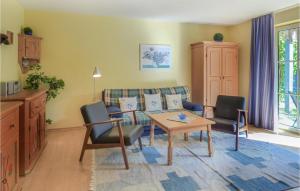 sala de estar con sofá, mesa y sillas en Beautiful Apartment In Viechtach With Sauna, en Viechtach