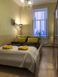 een slaapkamer met een bed met gele handdoeken erop bij Riga Central District, Тихий Центр города, всё под боком, удобно in Rīga