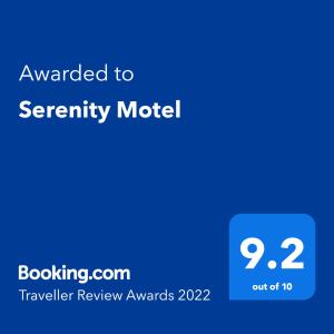 Certifikat, nagrada, logo ili neki drugi dokument izložen u objektu Serenity Motel