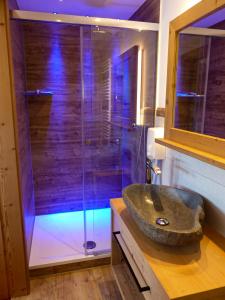 ein Badezimmer mit einem Steinwaschbecken und einer Dusche in der Unterkunft Alpenpension Ettlerlehen in Ramsau bei Berchtesgaden