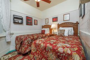 Una cama o camas en una habitación de San Remo Hotel