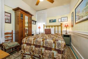 Una cama o camas en una habitación de San Remo Hotel