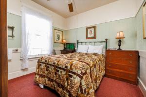 Una cama o camas en una habitación de San Remo Hotel