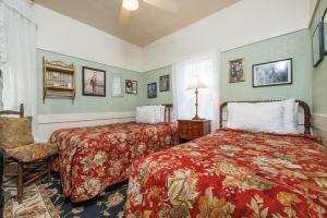 Una cama o camas en una habitación de San Remo Hotel
