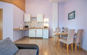 eine Küche und ein Esszimmer mit einem Tisch und Stühlen in der Unterkunft 1 Bedroom Gorgeous Apartment In Fazana in Fažana