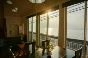 淡路的住宿－Tiz wan 野島江崎，客厅配有桌子,享有海景
