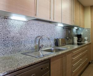 Kuchyň nebo kuchyňský kout v ubytování Apartment familiar
