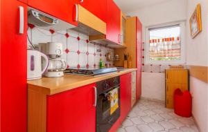 Kjøkken eller kjøkkenkrok på 3 Bedroom Gorgeous Apartment In Krk