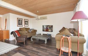Sala de estar con 2 sofás y mesa en Amazing Home In Uddevalla With Kitchen, en Uddevalla