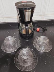 Příslušenství pro přípravu čaje a kávy v ubytování Apartamentos Nadai 301