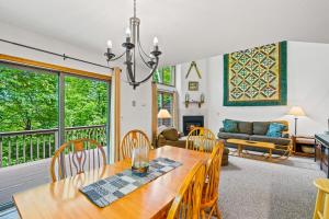 comedor y sala de estar con mesa y sillas en Gore Village Townhome #16 en North Creek