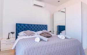 Posteľ alebo postele v izbe v ubytovaní Lovely Apartment In Sibenik With Sauna