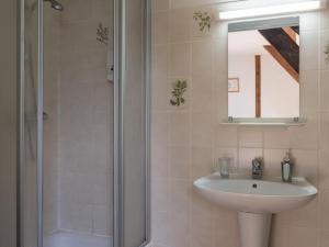 ein Bad mit einem Waschbecken und einer Dusche in der Unterkunft Gîte Audes, 6 pièces, 15 personnes - FR-1-489-144 in Audes