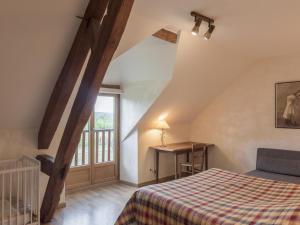 sypialnia na poddaszu z łóżkiem i oknem w obiekcie Gîte Audes, 6 pièces, 10 personnes - FR-1-489-119 w mieście Audes